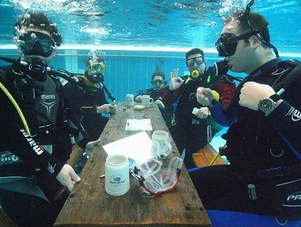 Hidup Di Daratan Sangat Membosankan Buat Orang-Orang Ini